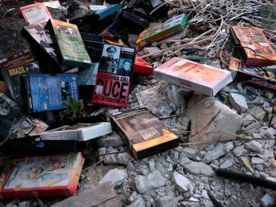 ...bustoni della spazzatura, resti di materiale edilizio e persino videocassette deturpano svariati metri quadri di terreno